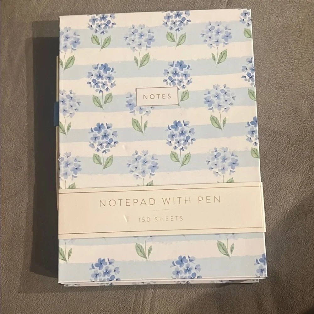 Floral 💙🩵 Notepad with Pen 150 sheets blue and white hydrangeas